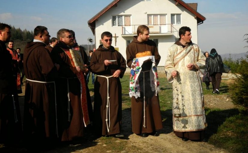 Târgu-Lăpuș – Sfințirea Mănăstirii „Sfinții Îngeri Păzitori” și a locului de biserică, și Hramul Bisericii Greco-Catolice „Buna Vestire” (23 martie 2014)