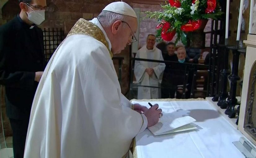 Papa Francisc a semnat la Assisi noua sa enciclică ”Fratelli tutti”
